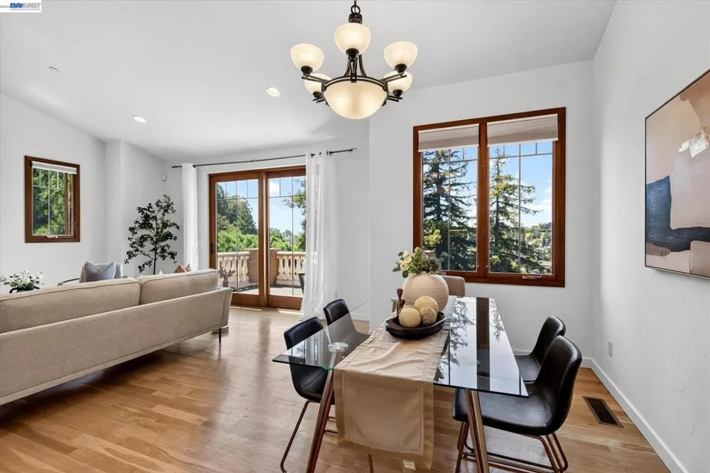84 Siena Dr Oakland, CA 94605
