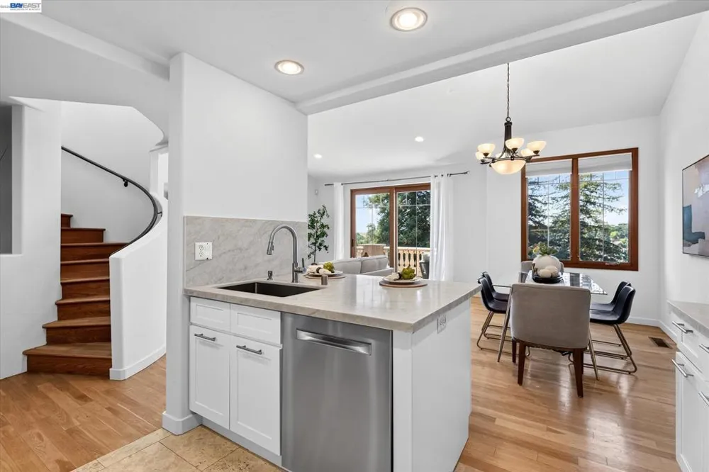 84 Siena Dr Oakland, CA 94605