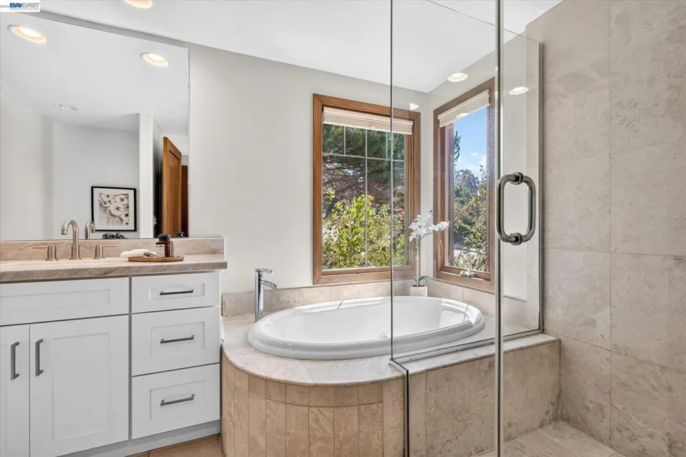 84 Siena Dr Oakland, CA 94605