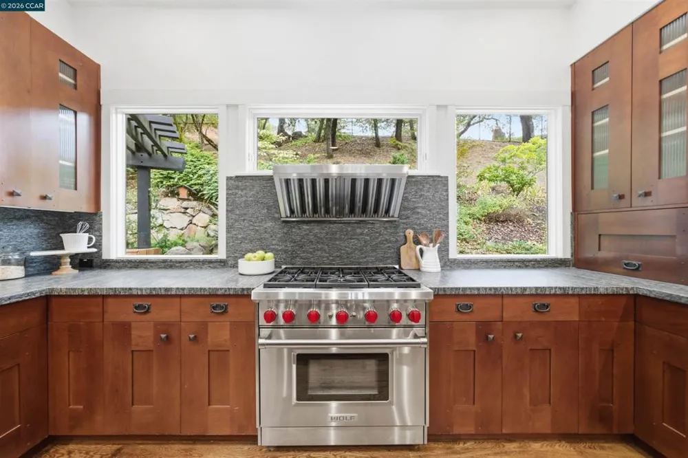 16 Valley View Ln Orinda, CA 94563