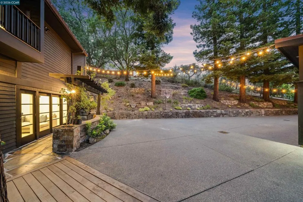 16 Valley View Ln Orinda, CA 94563