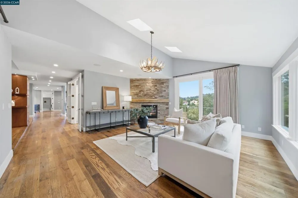 16 Valley View Ln Orinda, CA 94563