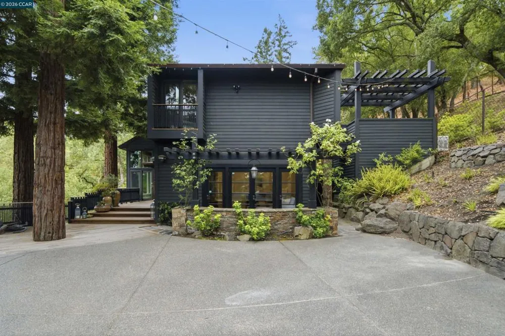 16 Valley View Ln Orinda, CA 94563