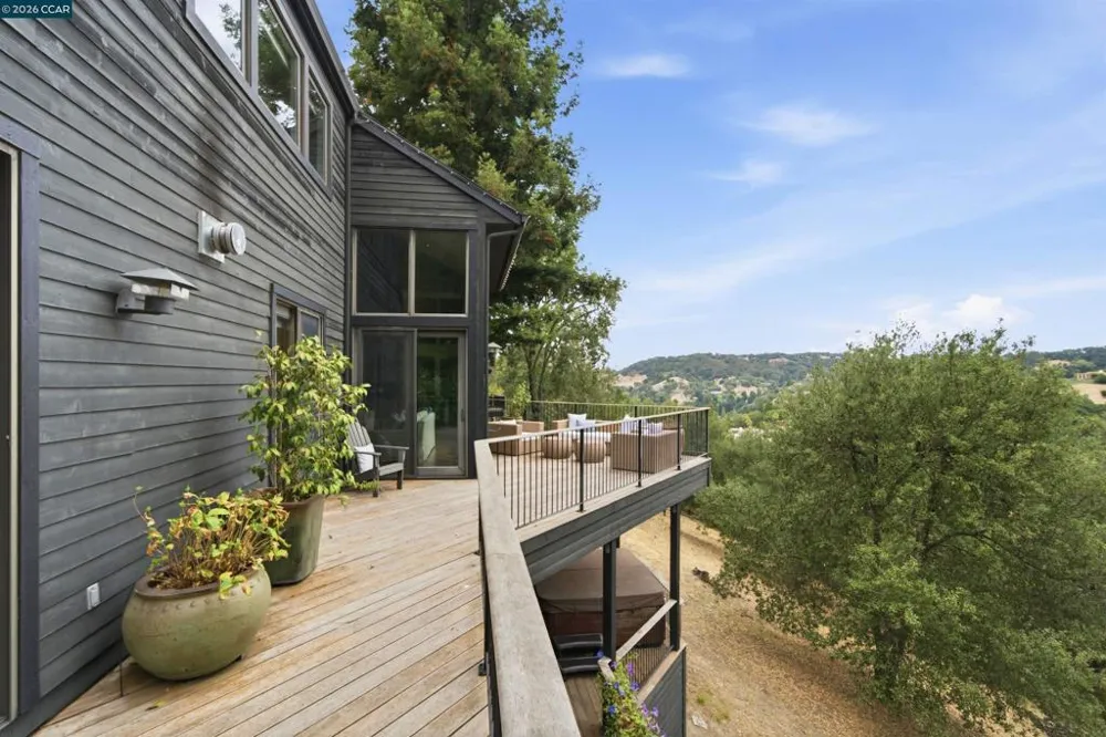 16 Valley View Ln Orinda, CA 94563