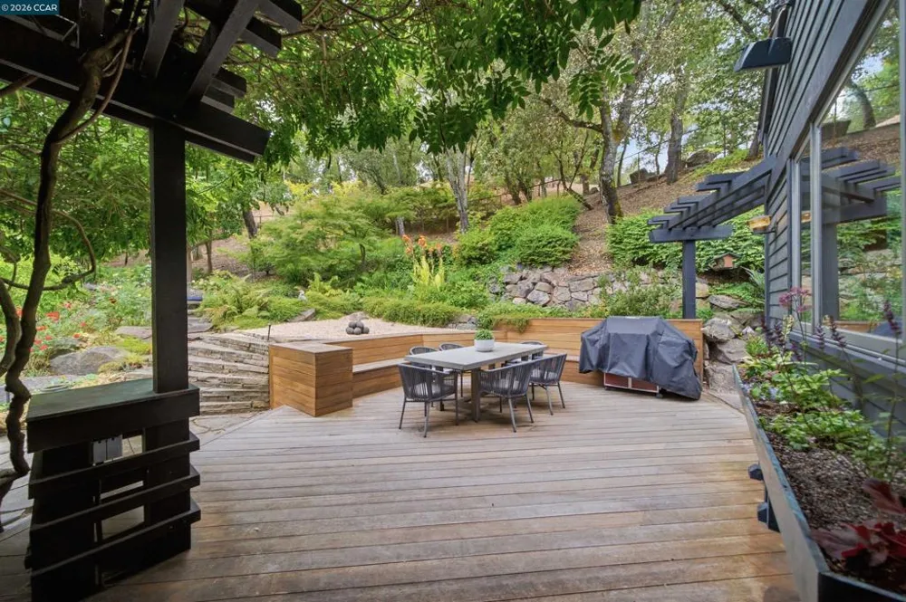 16 Valley View Ln Orinda, CA 94563