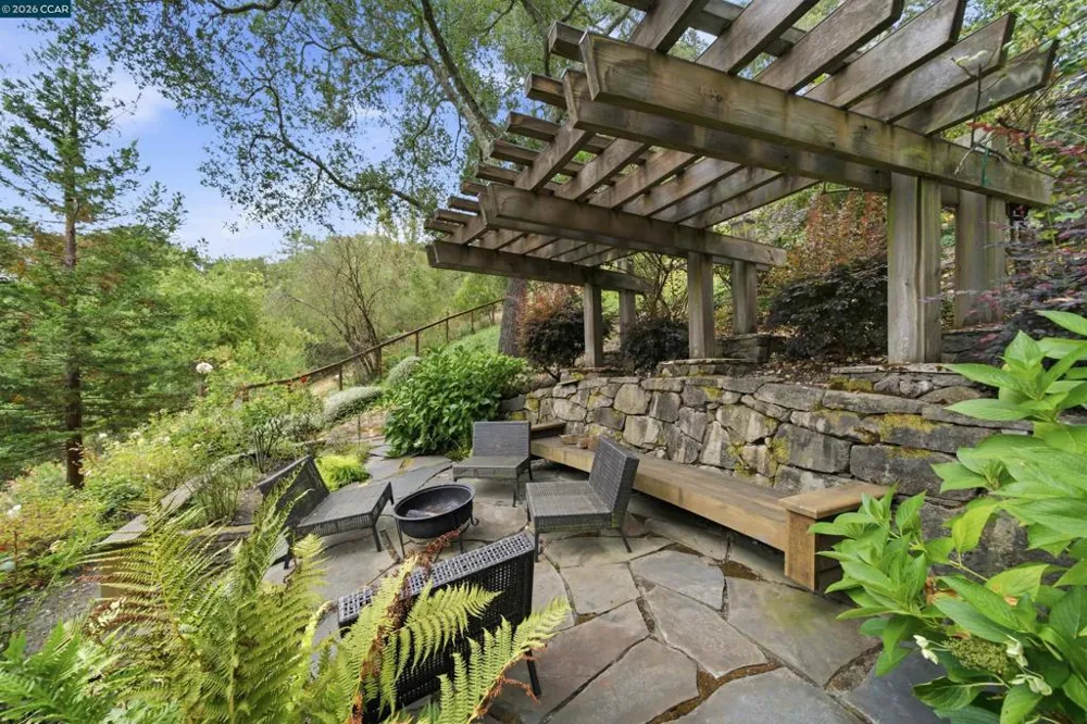 16 Valley View Ln Orinda, CA 94563