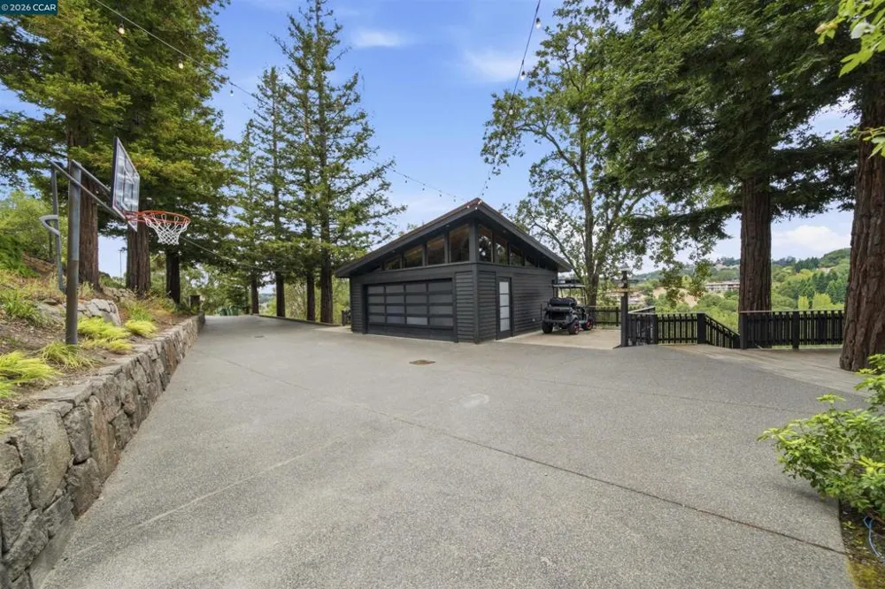 16 Valley View Ln Orinda, CA 94563