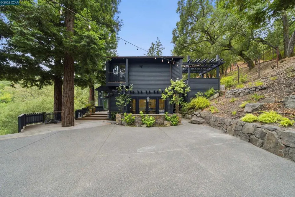 16 Valley View Ln Orinda, CA 94563