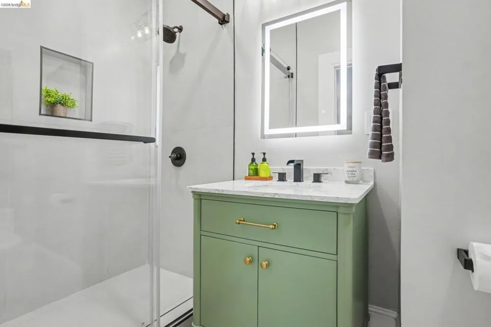 35 Randwick Ave Oakland, CA 94611