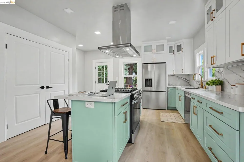 35 Randwick Ave Oakland, CA 94611