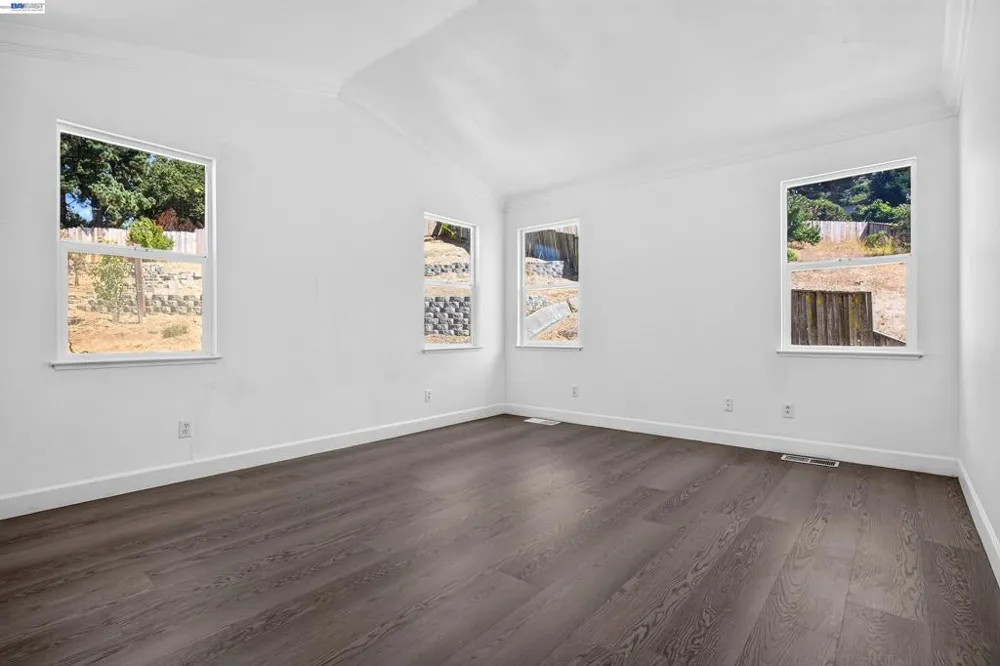 866 Bridgeway Cir El Sobrante, CA 94803