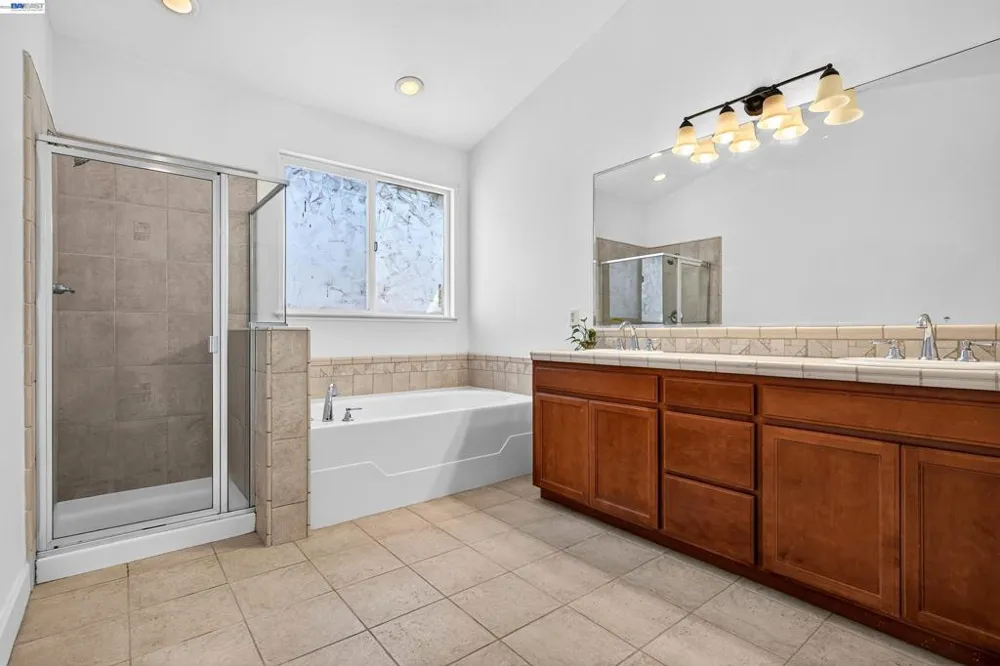 866 Bridgeway Cir El Sobrante, CA 94803