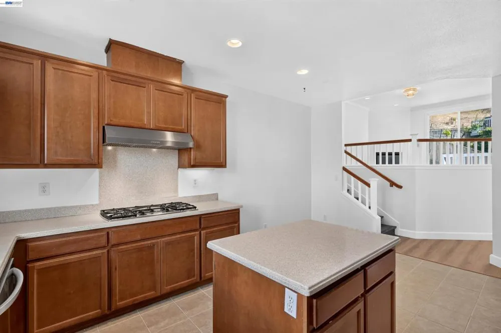 866 Bridgeway Cir El Sobrante, CA 94803
