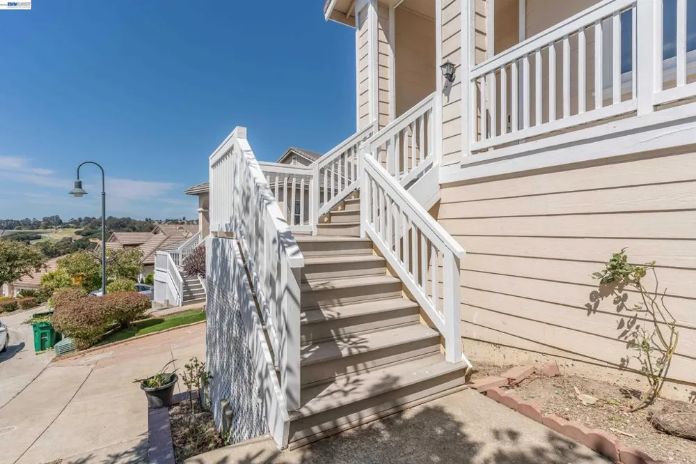866 Bridgeway Cir El Sobrante, CA 94803