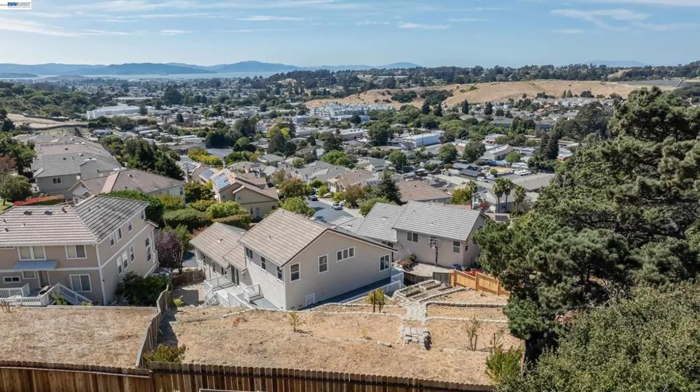 866 Bridgeway Cir El Sobrante, CA 94803