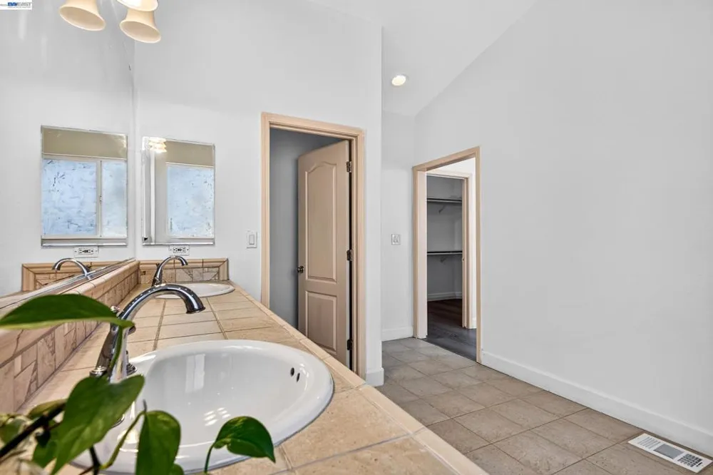 866 Bridgeway Cir El Sobrante, CA 94803