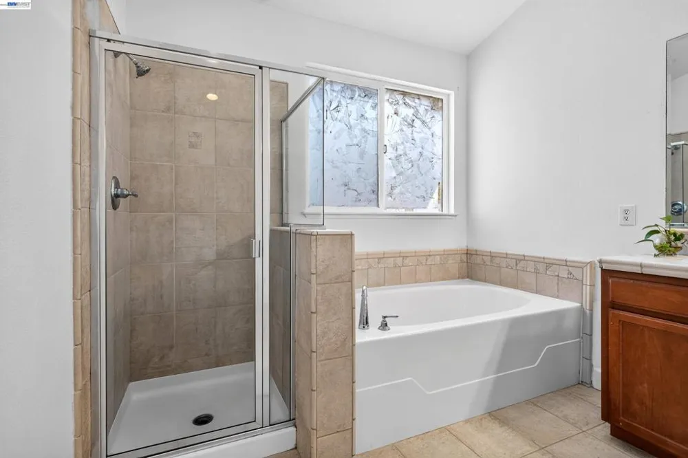 866 Bridgeway Cir El Sobrante, CA 94803