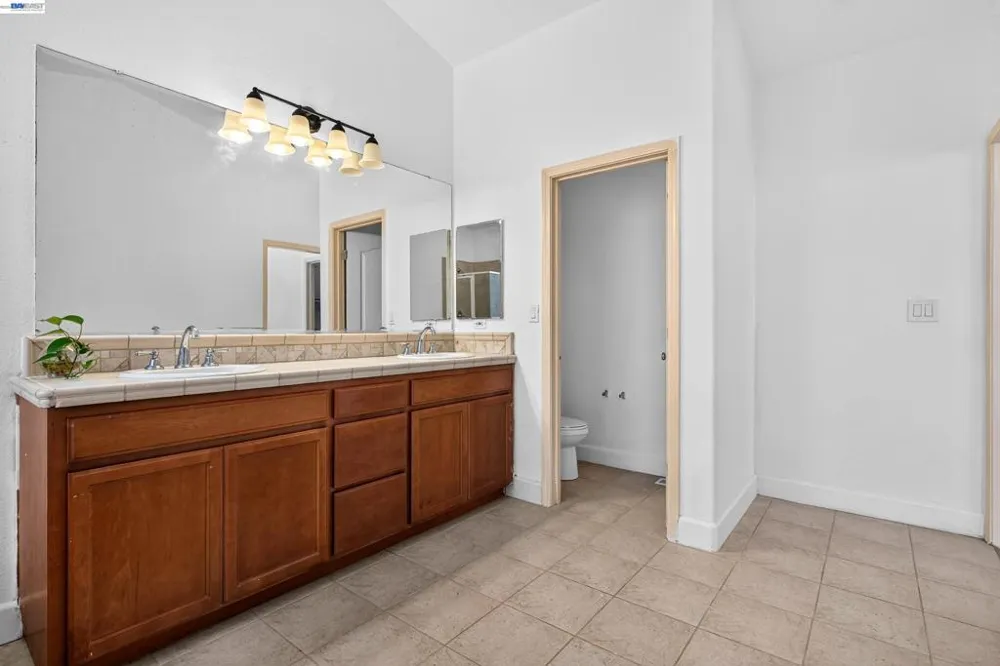 866 Bridgeway Cir El Sobrante, CA 94803