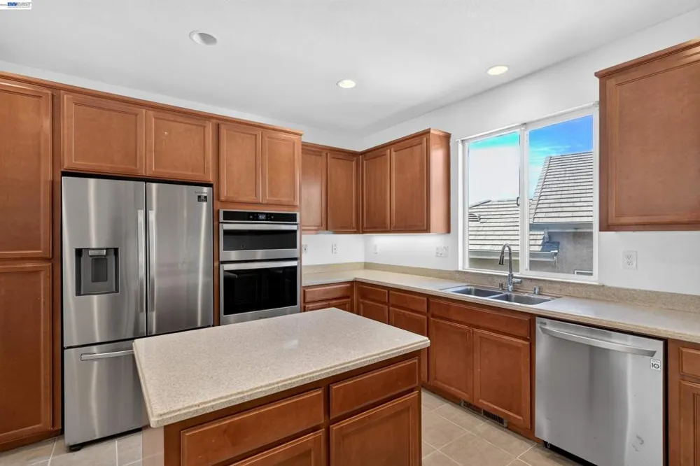 866 Bridgeway Cir El Sobrante, CA 94803