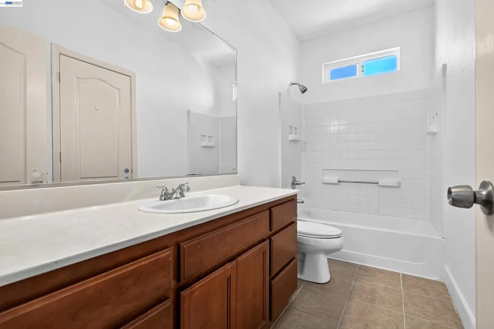 866 Bridgeway Cir El Sobrante, CA 94803