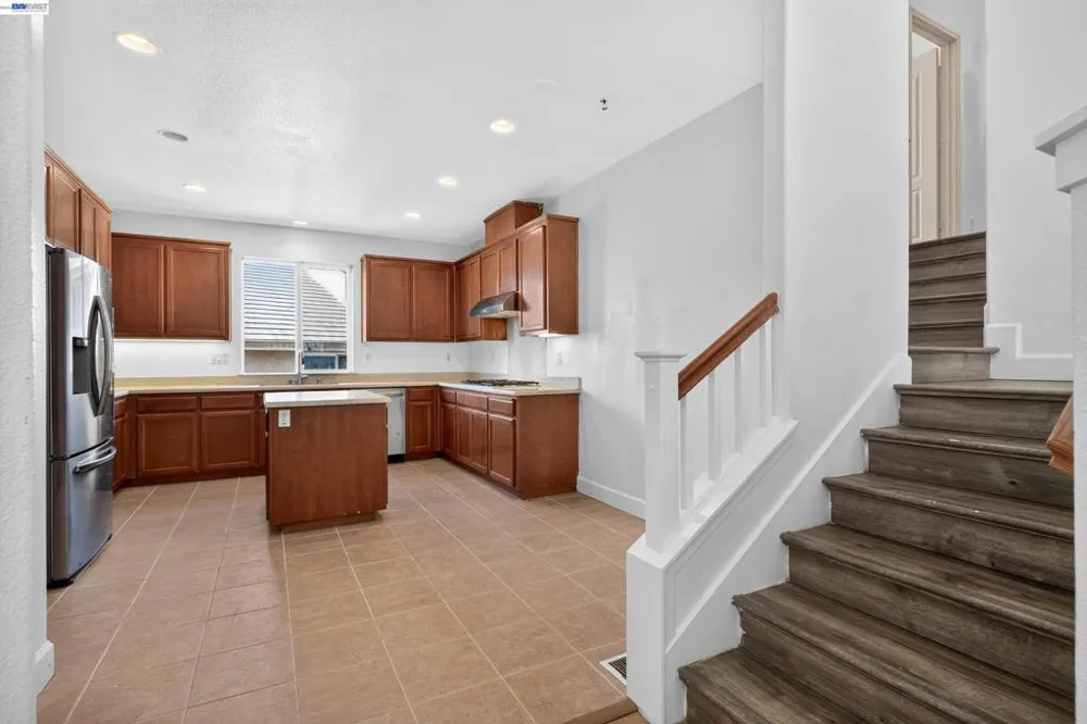 866 Bridgeway Cir El Sobrante, CA 94803