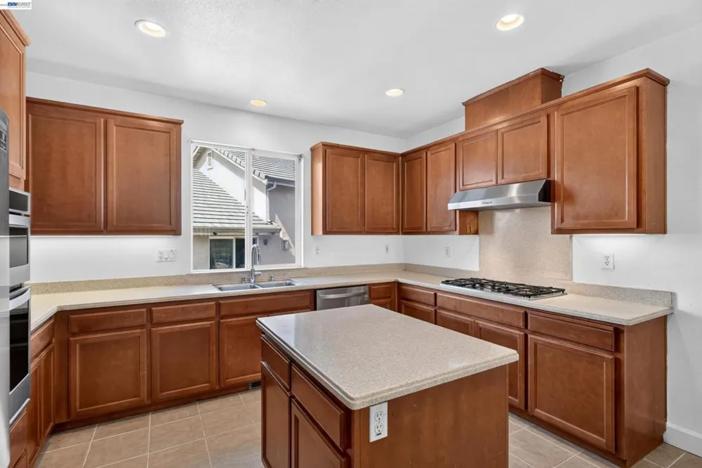 866 Bridgeway Cir El Sobrante, CA 94803