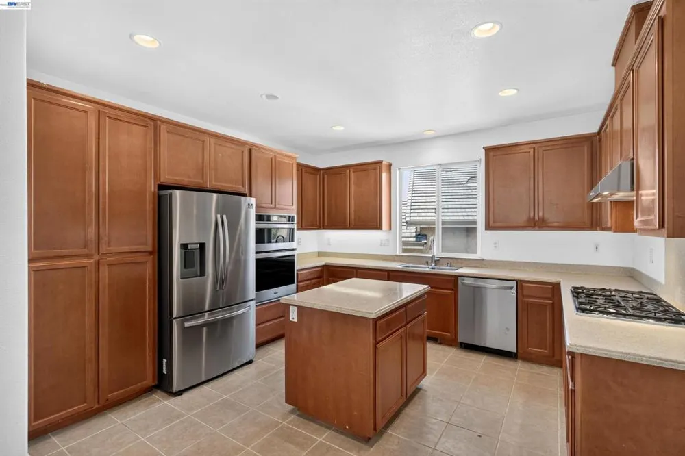 866 Bridgeway Cir El Sobrante, CA 94803