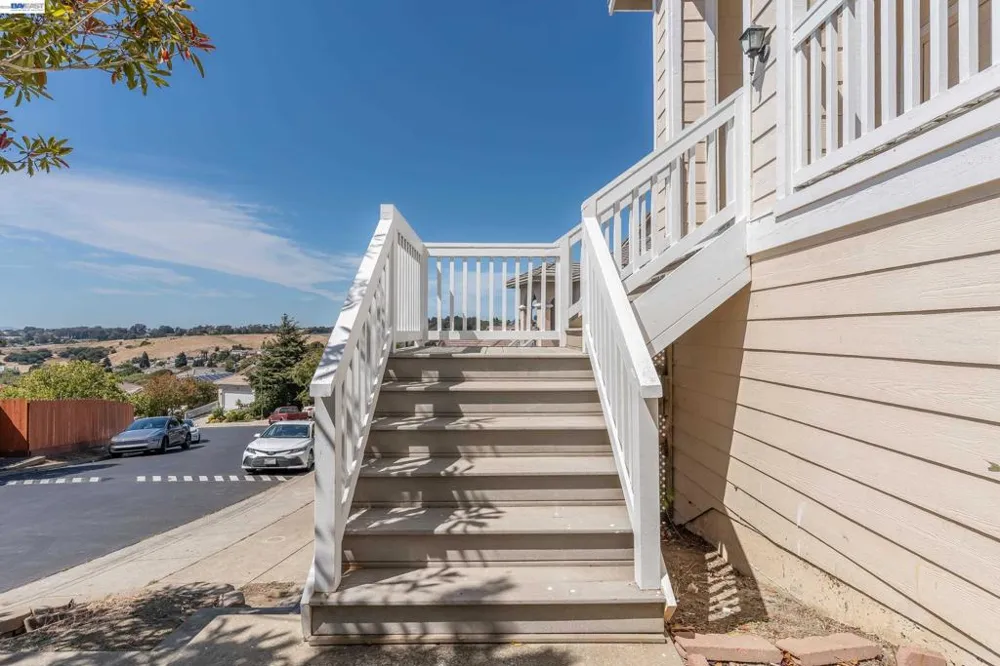 866 Bridgeway Cir El Sobrante, CA 94803