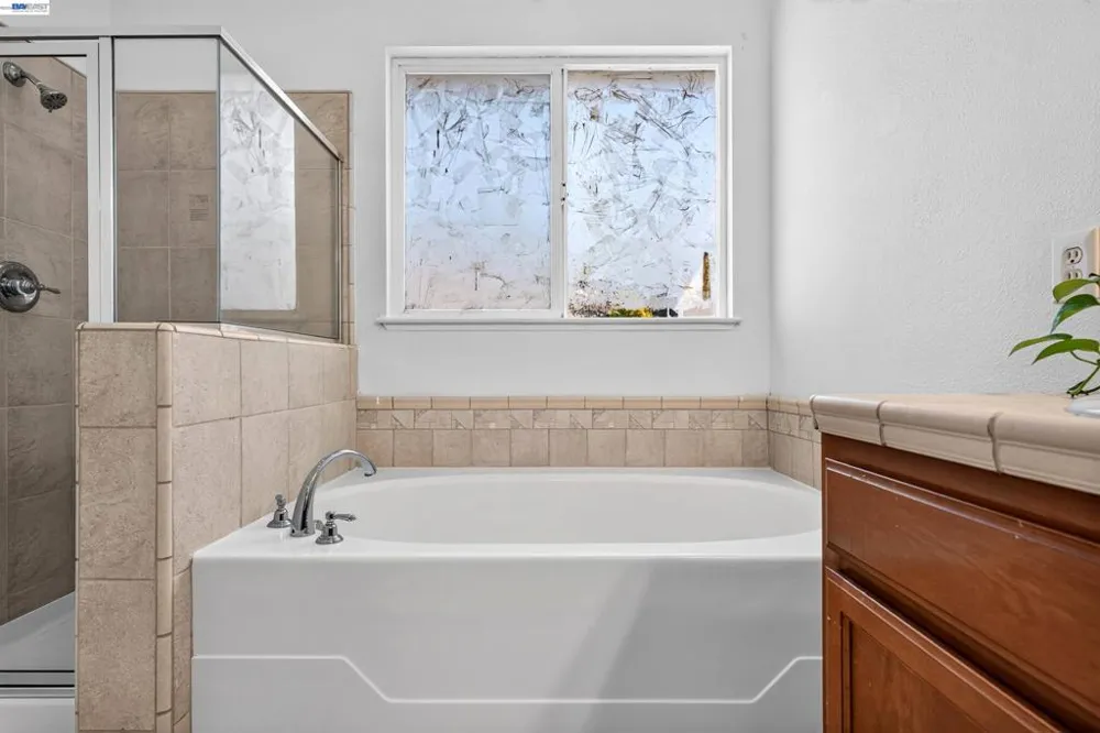866 Bridgeway Cir El Sobrante, CA 94803