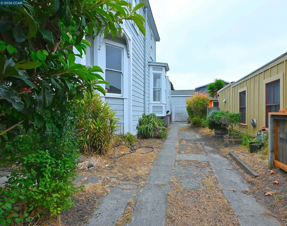 979 Grace Ave Oakland, CA 94608