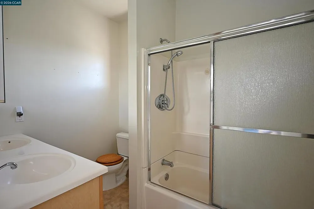 979 Grace Ave Oakland, CA 94608