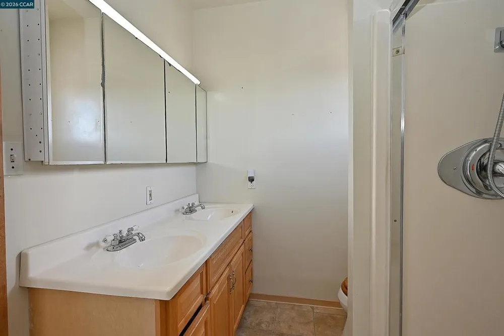 979 Grace Ave Oakland, CA 94608
