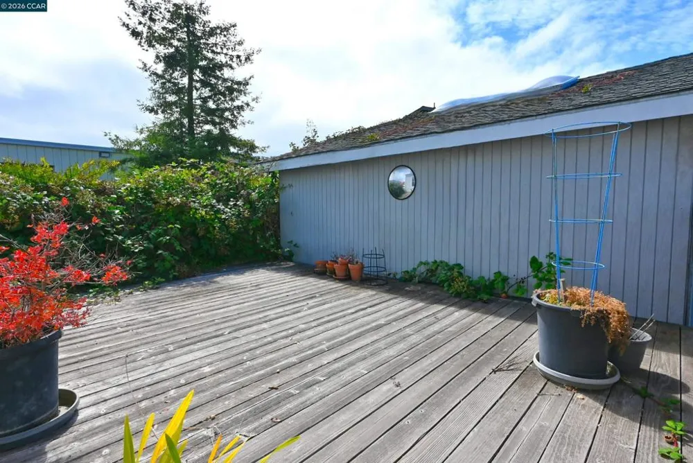 979 Grace Ave Oakland, CA 94608