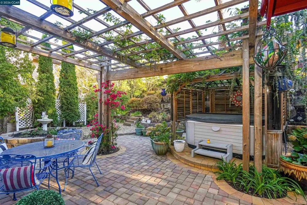 100 Opal Ct Hercules, CA 94547