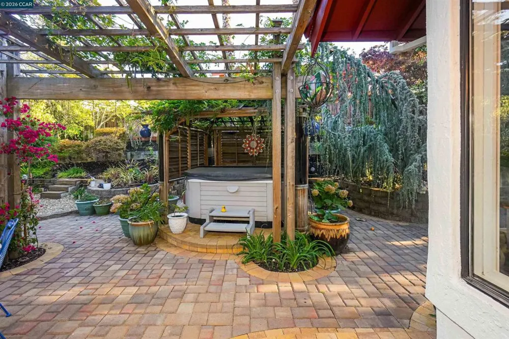 100 Opal Ct Hercules, CA 94547