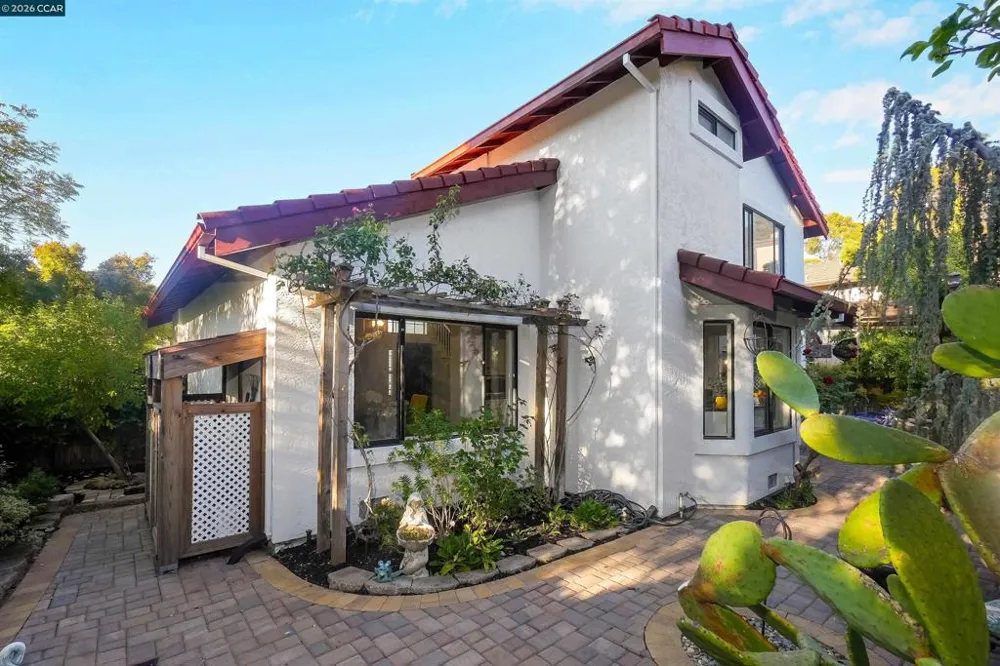 100 Opal Ct Hercules, CA 94547
