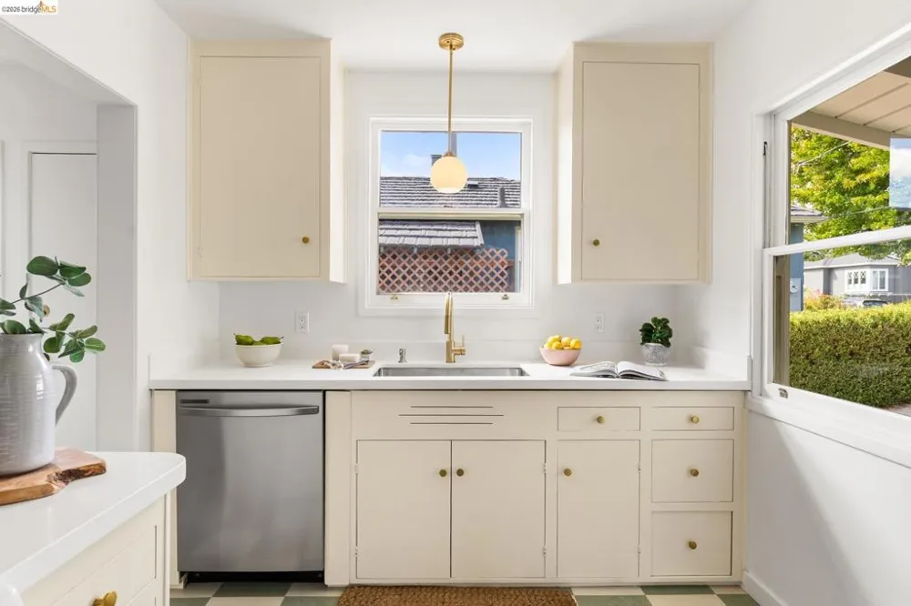 2533 Rampart St Oakland, CA 94602