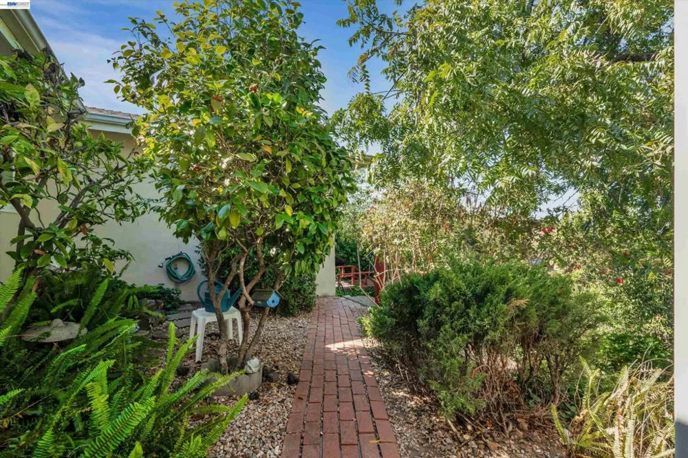 327 Kingston Ave Martinez, CA 94553