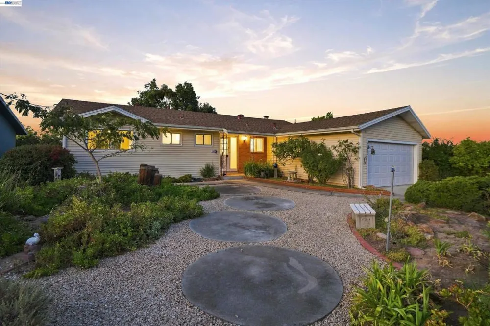 327 Kingston Ave Martinez, CA 94553