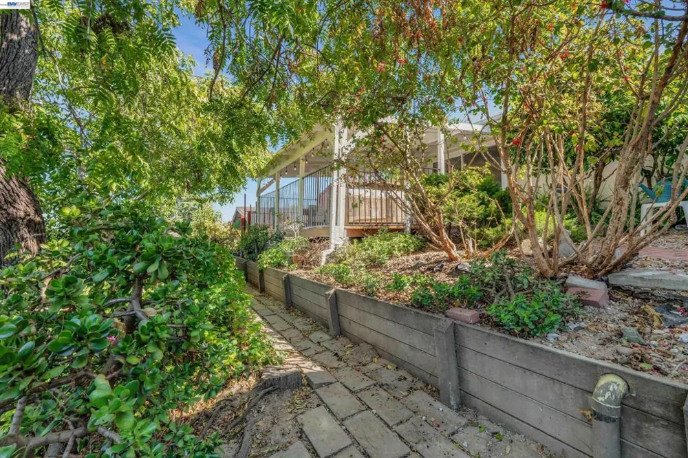 327 Kingston Ave Martinez, CA 94553