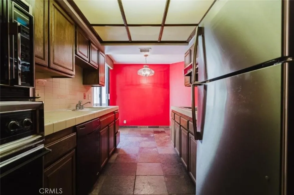 750 S Spaulding Avenue #215 Los Angeles, CA 90036