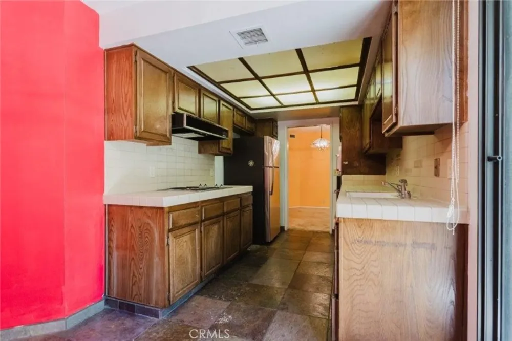 750 S Spaulding Avenue #215 Los Angeles, CA 90036