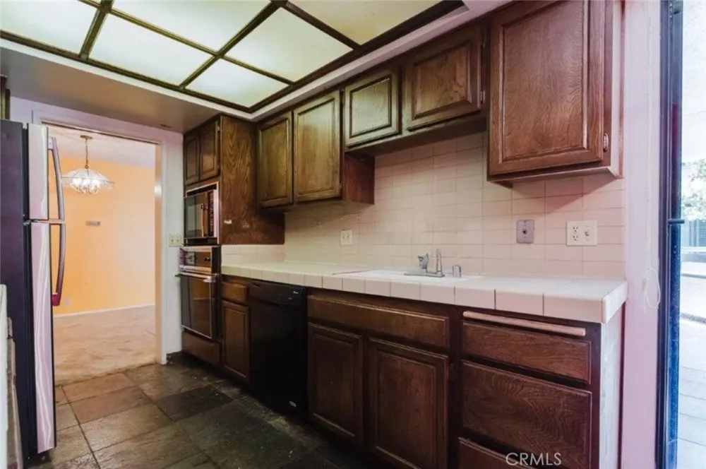 750 S Spaulding Avenue #215 Los Angeles, CA 90036