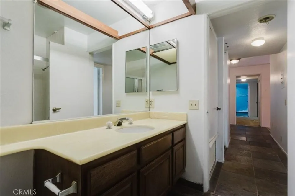 750 S Spaulding Avenue #215 Los Angeles, CA 90036