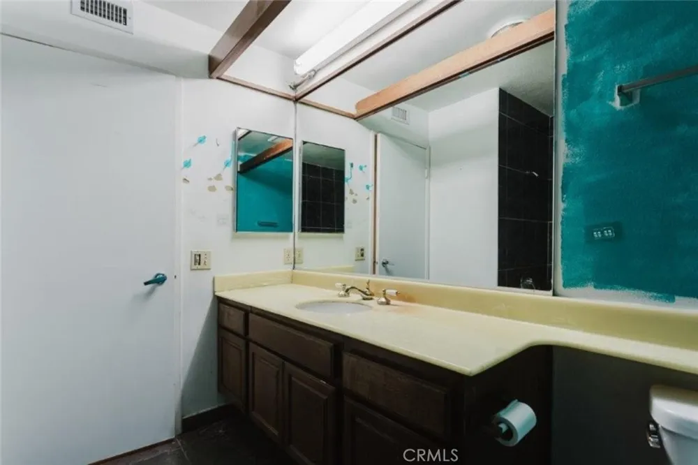 750 S Spaulding Avenue #215 Los Angeles, CA 90036