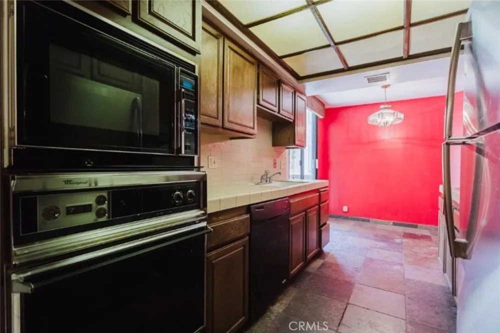 750 S Spaulding Avenue #215 Los Angeles, CA 90036