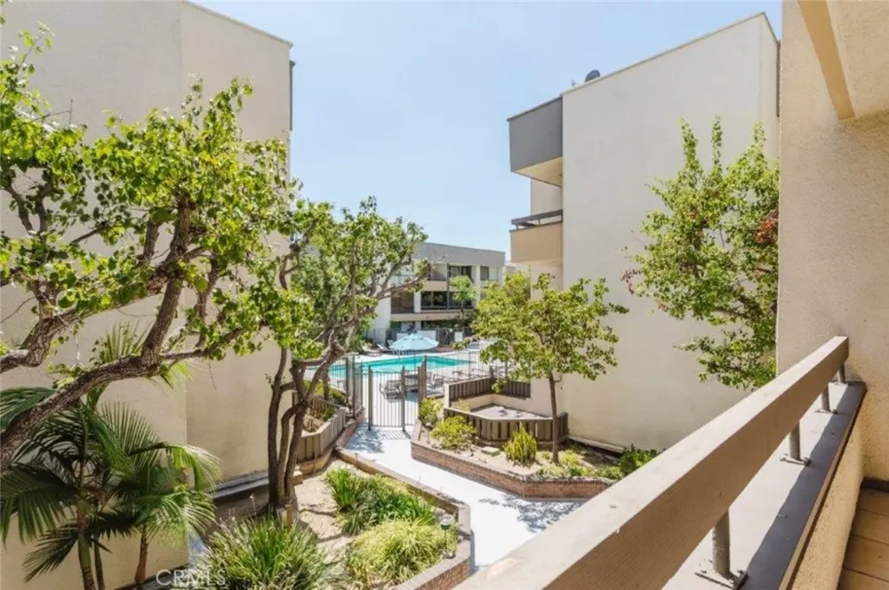750 S Spaulding Avenue #215 Los Angeles, CA 90036