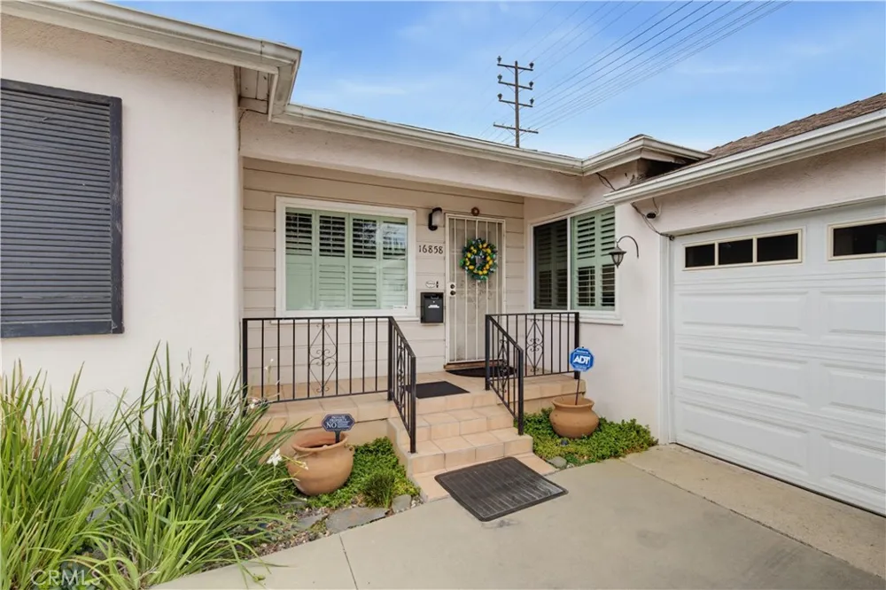16858 Weddington Street Encino, CA 91436