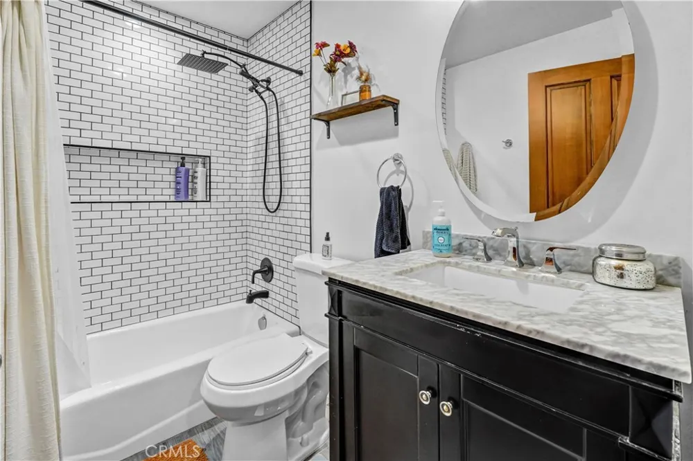 7050 Shoup #212 Canoga Park, CA 91303