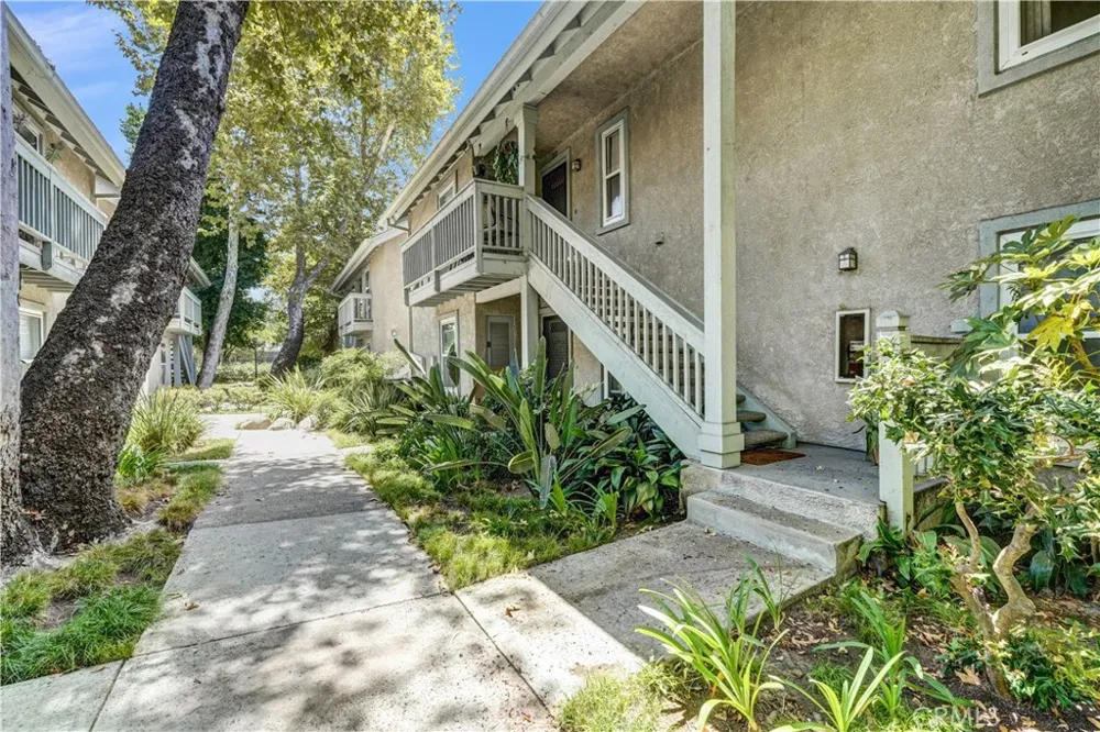 7050 Shoup #212 Canoga Park, CA 91303
